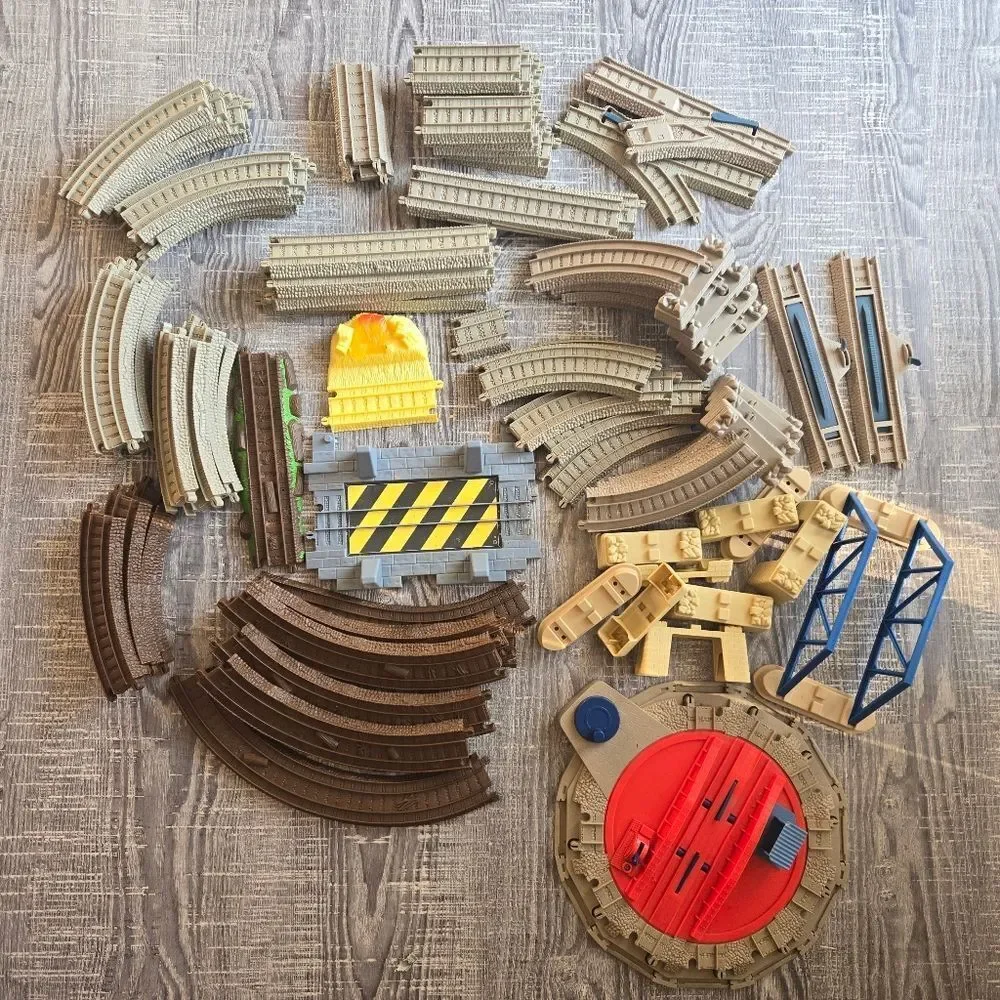 Trackmaster Thomas & Friends‎ ~ THOMAS AT TIDMOUTH SHEDS Incomplete 85pcs 2006